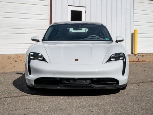 Used 2022 Porsche Taycan image 9