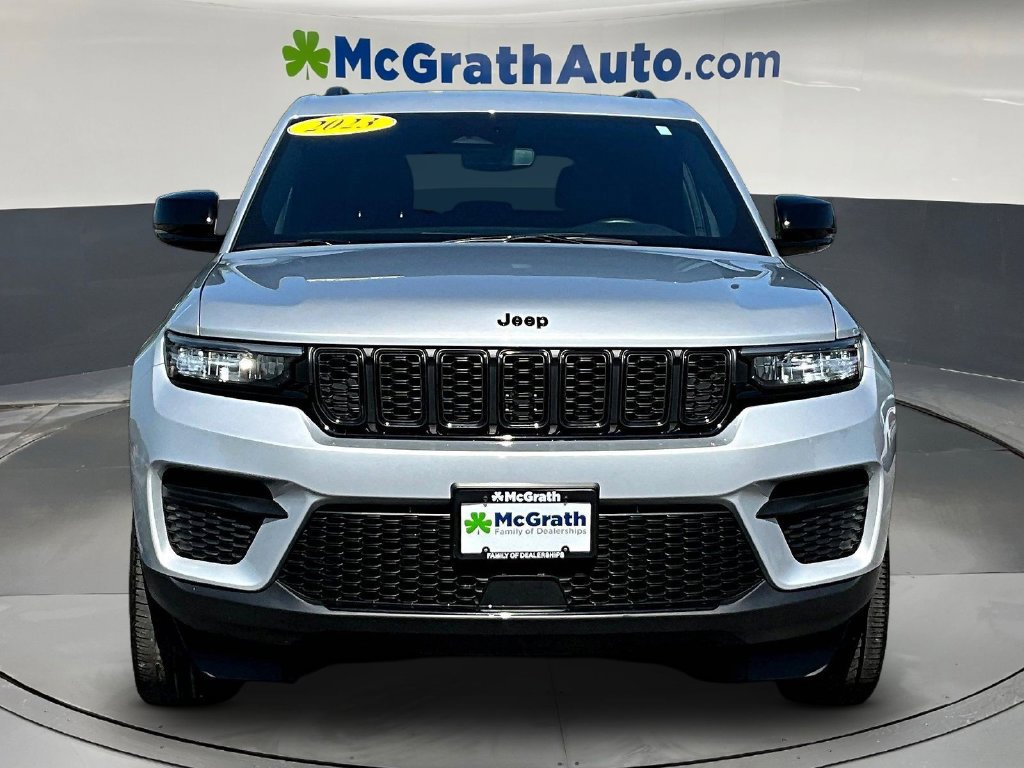 Used 2023 Jeep Grand Cherokee Altitude AWD/4WD image 2