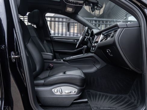 Certified 2023 Porsche Macan AWD/4WD image 43