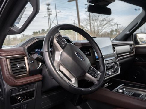 Used 2024 Ford Expedition Limited image 13