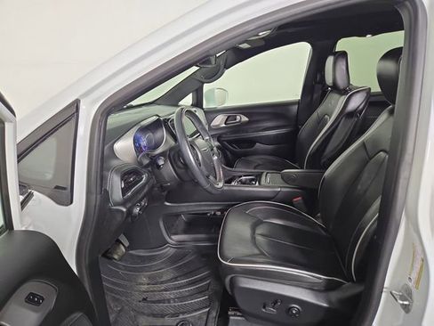 Used 2022 Chrysler Pacifica Limited w/ Uconnect Theater Family Group image 12