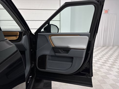 Used 2025 Rivian R1S Premium image 18