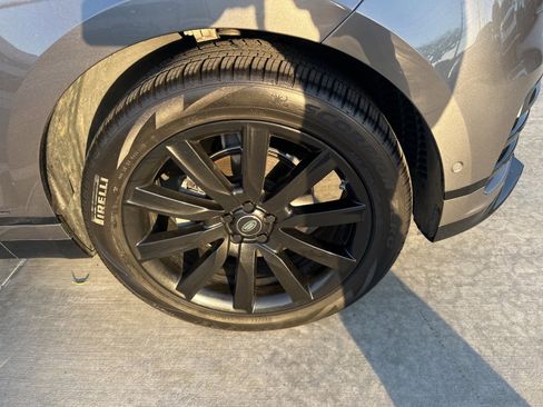 Used 2019 Land Rover Range Rover Velar R-Dynamic SE image 16