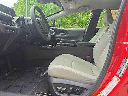 Used 2024 Toyota Prius XLE FWD image 14
