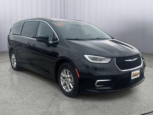 Used 2023 Chrysler Pacifica Touring-L FWD image 8