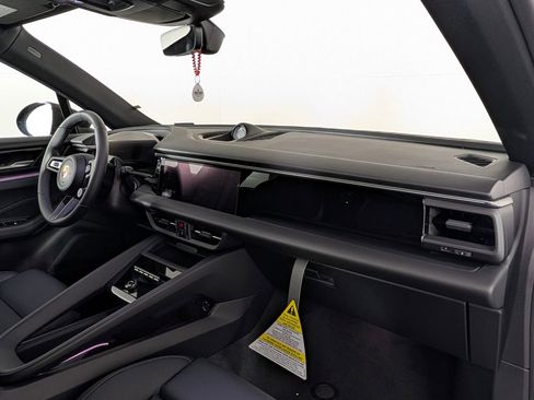 New 2026 Porsche Macan 4 Electric image 19
