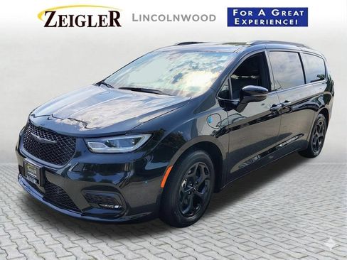 Used 2024 Chrysler Pacifica Premium FWD image 5
