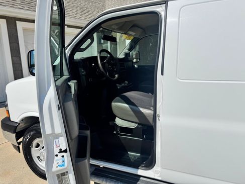 Used 2018 Chevrolet Express 2500 w/ Driver Convenience Package RWD image 10