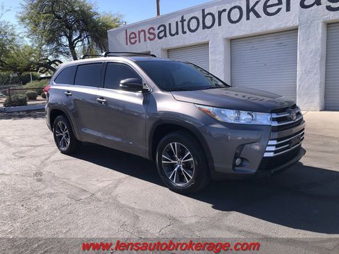 Used 2017 Toyota Highlander Plus image 2