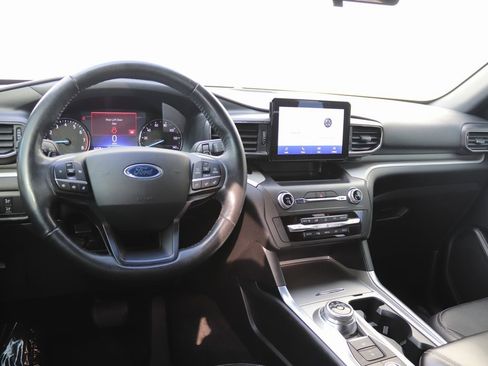 Used 2020 Ford Explorer XLT w/ Equipment Group 202A image 3
