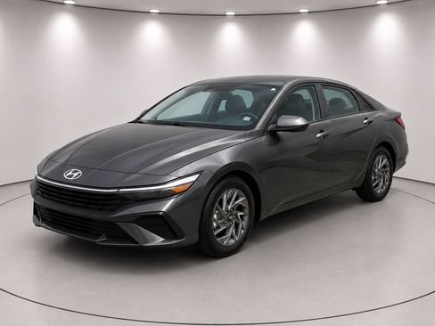 Used 2024 Hyundai Elantra SEL FWD image 3