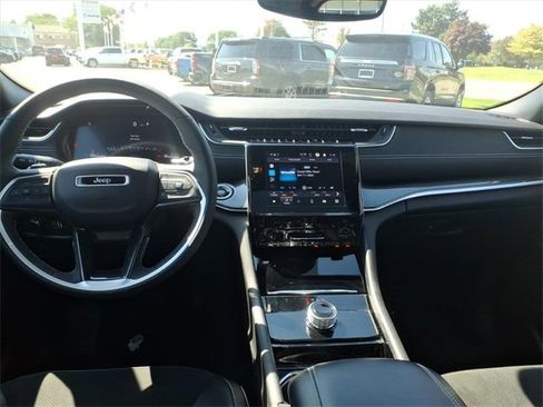 Used 2023 Jeep Grand Cherokee Altitude image 10