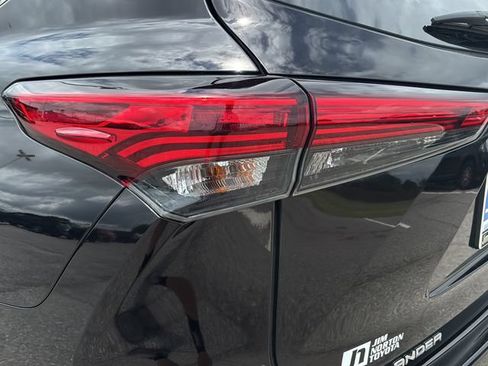 Used 2020 Toyota Highlander XLE AWD/4WD image 29