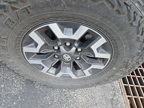 Used 2022 Toyota Tacoma TRD Off-Road w/ Technology Package image 9