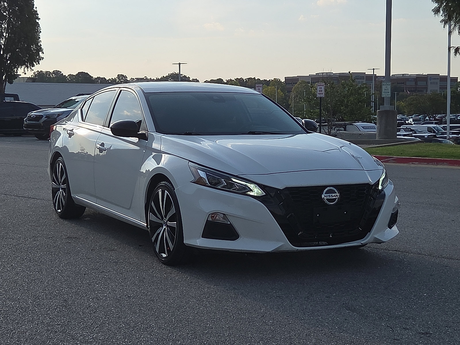 Used 2021 Nissan Altima 2.5 SR FWD image 1