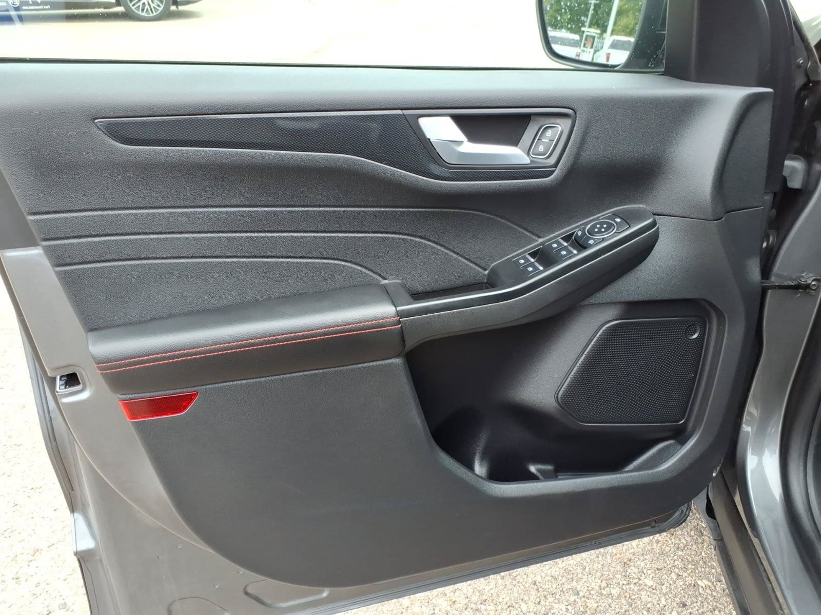 Used 2025 Ford Escape ST-Line FWD image 16