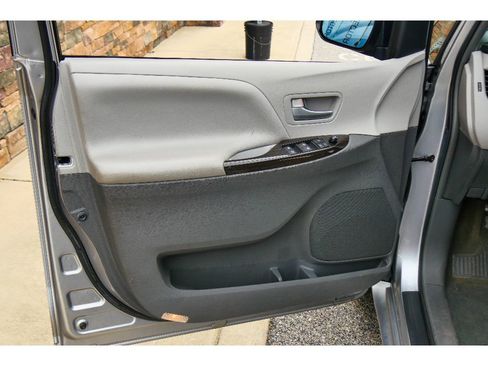 Used 2015 Toyota Sienna XLE Premium FWD image 9