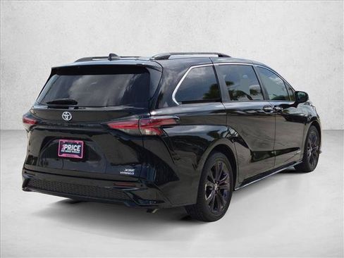 Used 2021 Toyota Sienna XSE w/ XSE Plus Package FWD image 5