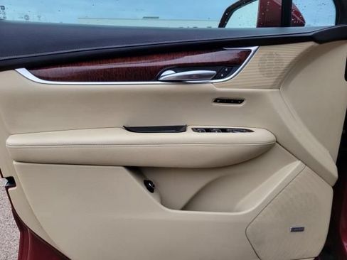 Used 2017 Cadillac XT5 Luxury w/ Driver Awareness Package AWD/4WD image 17