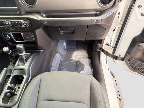 Used 2022 Jeep Gladiator Sport image 17