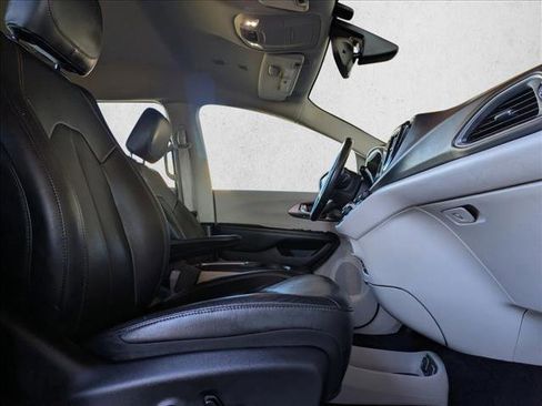 Used 2018 Chrysler Pacifica Touring-L Plus image 20