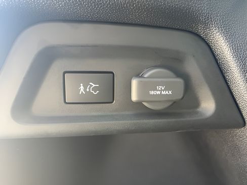 Used 2025 Honda Pilot Touring image 9