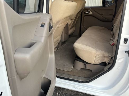 Used 2009 Nissan Frontier SE w/ SE Value Truck Pkg image 5