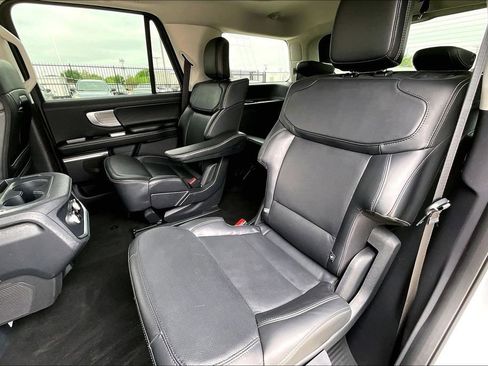 Used 2025 Ford Expedition Platinum image 32