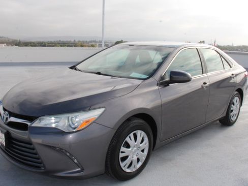 Used 2016 Toyota Camry LE image 6