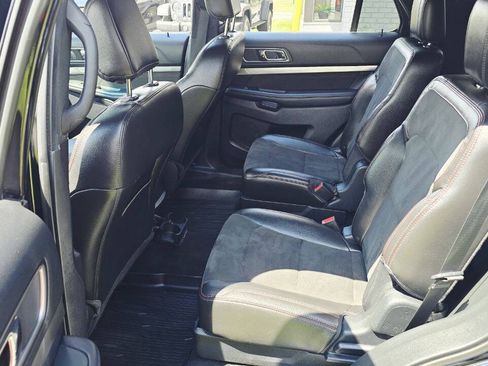 Used 2018 Ford Explorer XLT w/ XLT Appearance Package AWD/4WD image 12