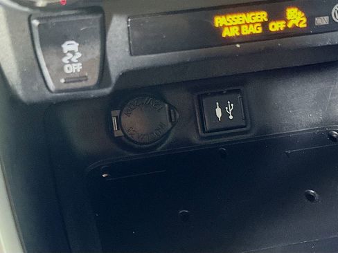 Used 2019 Toyota RAV4 XLE Premium image 28