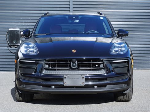 Certified 2024 Porsche Macan AWD/4WD image 11