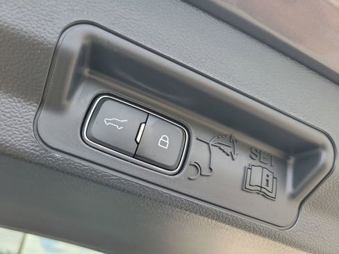 Used 2023 Ford Explorer XLT image 11