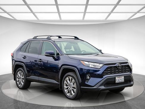 Used 2023 Toyota RAV4 XLE Premium image 4
