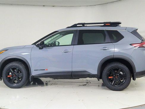 Used 2025 Nissan Rogue SV image 4