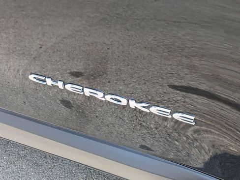 Used 2017 Jeep Cherokee Latitude w/ True North Edition AWD/4WD image 30