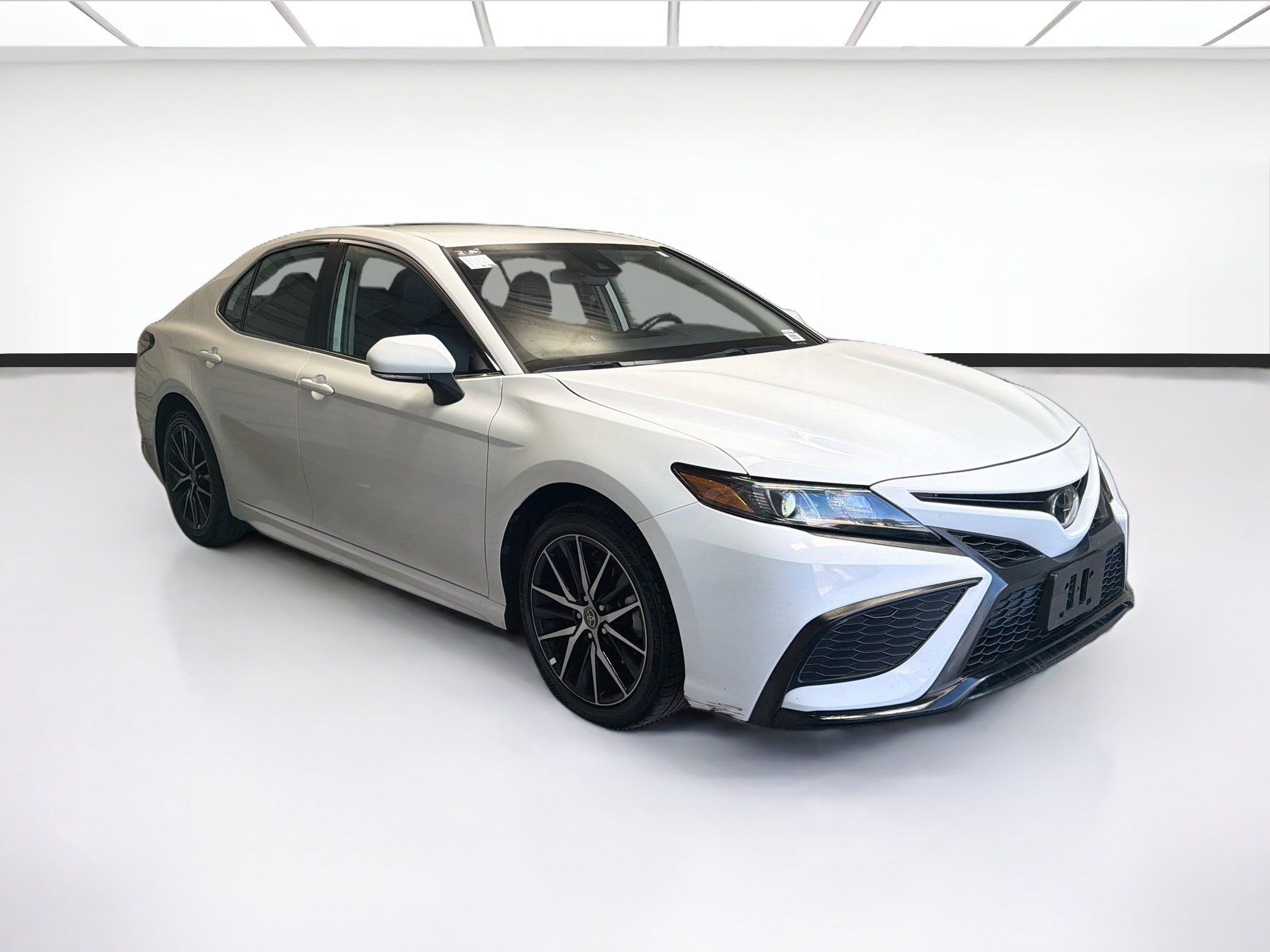 Used 2024 Toyota Camry SE FWD image 3