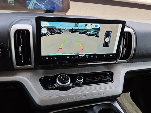 Used 2025 Ford Expedition Active image 16