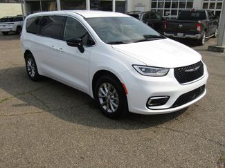 New 2026 Chrysler Pacifica Select image 1