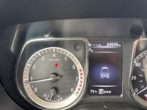 Used 2018 Nissan Titan SV w/ SV Convenience Package RWD image 9