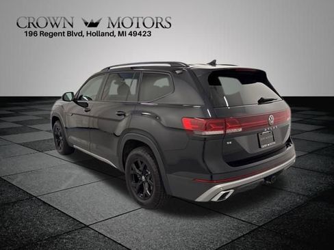 Used 2025 Volkswagen Atlas Peak Edition SE image 4