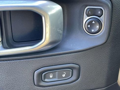 Used 2020 Jeep Gladiator Overland image 16