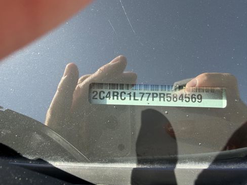 Used 2023 Chrysler Pacifica Touring-L w/ S Appearance Package image 21