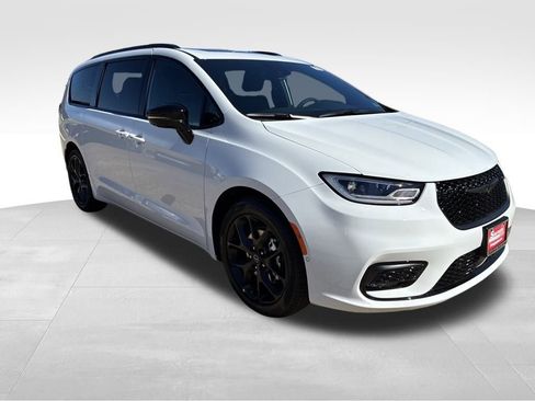 New 2026 Chrysler Pacifica Select w/ S Appearance Package image 8