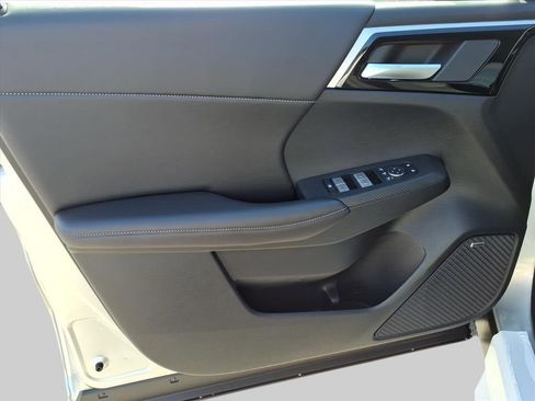 New 2025 Mitsubishi Outlander SE image 16