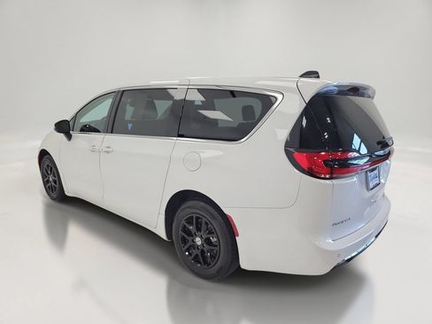 Used 2023 Chrysler Pacifica Touring-L FWD image 6