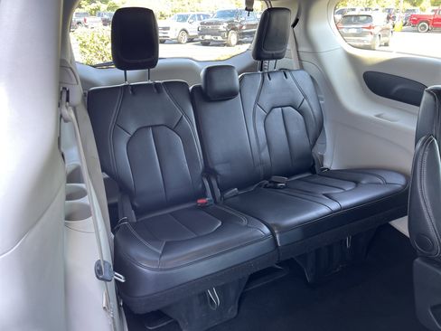 Used 2024 Chrysler Pacifica Touring-L image 39