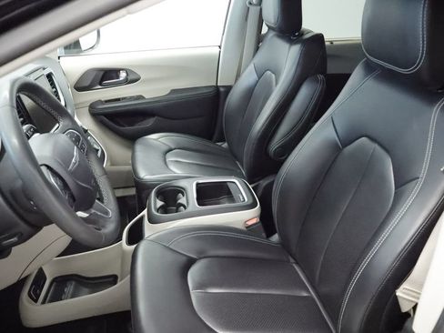 Certified 2023 Chrysler Pacifica Touring-L FWD image 24