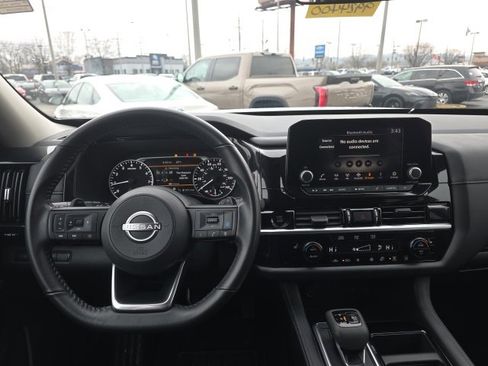 Used 2025 Nissan Pathfinder SV image 12