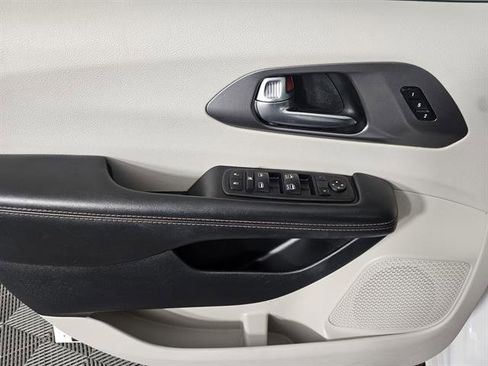 Used 2020 Chrysler Pacifica Touring-L image 42